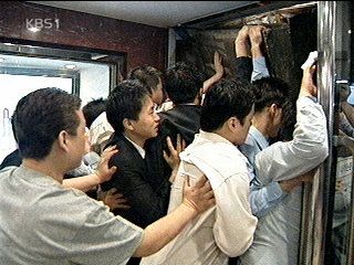 백화점 앞 노점영업에 대낮 활극 