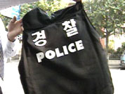 '천근만근' 경찰 방검복 