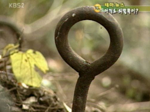 [테마뉴스]이번엔 남한산성…쇠말뚝 무더기로 