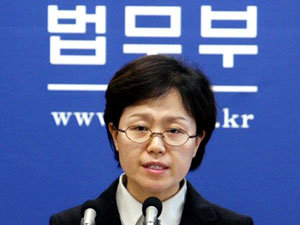 “성추행 교도관 11명 더 추행”… 법무장관 사과 