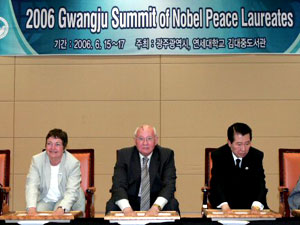 노벨평화상 정상회의 개막…“세계 평화 기원” 
