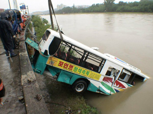 버스, 빗길에 강가 추락…학생 실종 