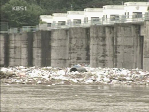 북한강 수계 ‘쓰레기 섬’… 식수원 오염 비상 
