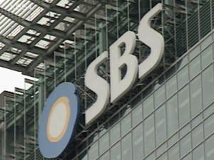 약속 깬 SBS, 웃돈만 ‘950만 달러’ 