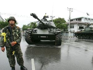 태국은 평온 속 계엄령 