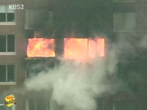 뉴욕 고층 아파트 소형기 충돌 ‘테러 공포’ 