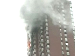 맨해튼 아파트 소형기 충돌 ‘테러 공포’ 