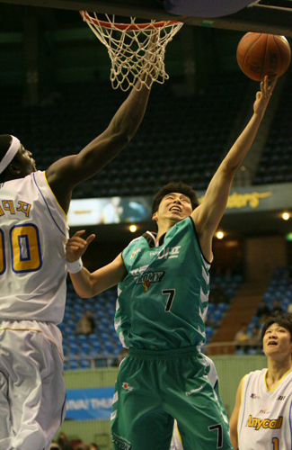   5일 잠실실내체육관에서 열린 2006-2007 현대모비스 프로농구 서울 삼성과 원주 동부의 경기에서 원주 강대협이 골밑슛을 하고 있다. 