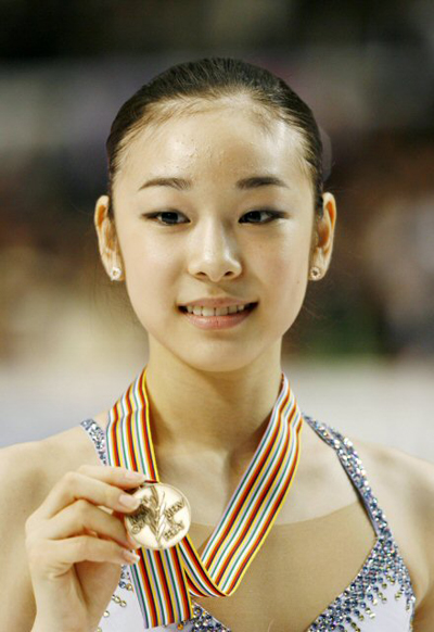 동메달을 차지한 김연아가 메달을 보이며 포즈를 취하고 있다. 