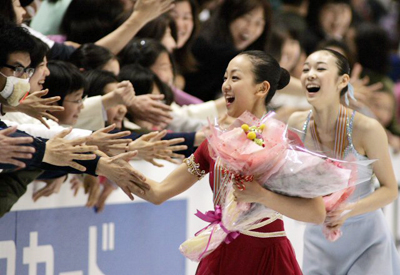 은메달을 차지한 아사다 마오와 동메달을 차지한 김연아가 관중들의 축하를 받고 있다. 