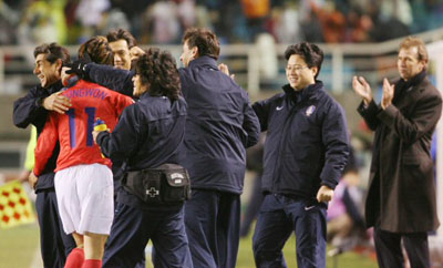 28일 저녁 안산 와스타디움에서 열린 축구 2008 베이징 올림픽 아시아 2차 예선 우즈베키스탄과의 경기에서 한국의 한동원이 두번째 골을 성공시킨 후 코치진과 함께 환호하고 있다. 