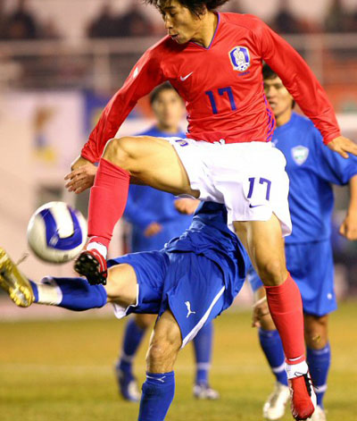 28일 저녁 경기도 안산시 와스타디움에서 열린 2008 베이징올림픽 축구 2차예선 한국-우즈베키스탄 경기에서 이근호가 볼을 빼앗고 있다. 