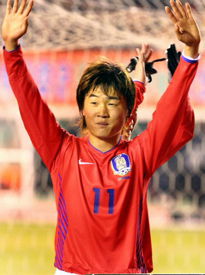 28일 저녁 경기도 안산시 와스타디움에서 열린 2008 베이징올림픽 축구 2차예선 한국-우즈베키스탄 경기에서 두골을 성공시킨 한동원이 경기 종료 후 팬들에게 인사하고 있다. 