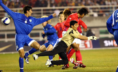 28일 오후 안산 와스타디움에서 열린 2008 베이징 올림픽 축구 2차예선 한국-우즈베키스탄 경기에서 한동원이 첫골을 성공시키고 있다. 