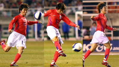 28일 저녁 경기도 안산시 와스타디움에서 열린 2008 베이징올림픽 축구 2차예선 한국-우즈베키스탄 경기에서 후반 39분, 한국의 한동원이 두번째 골을 성공시키고 있다. 