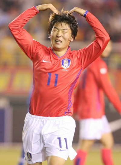 28일 저녁 안산 와스타디움에서 열린 축구 2008 베이징 올림픽 아시아 2차 예선 우즈베키스탄과의 경기에서 한국의 한동원이 두번째 골을 성공시킨 후 '하트' 세리머니를 하고 있다. 