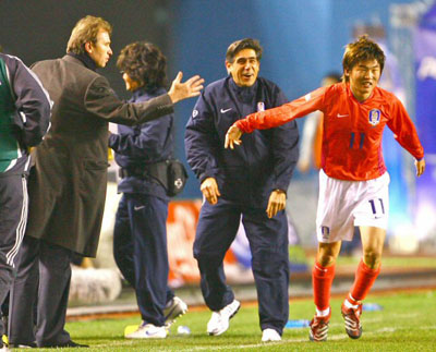 28일 오후 안산 와~스타디움에서 열린 2008 베이징 올림픽 축구 아시아 2차 예선 조별 리그 F조 한국 대 우즈베키스탄의 경기에서 한동원이 후반 두번째 골을 성공시킨 뒤 벤치로 달려가 핌베어벡 감독과 하이파이브를 하고 있다. 