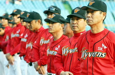 6일 대전 한밭야구장에서 열린 2007 프로야구 SK와 한화의 개막경기에서 SK 김성근 감독과 이만수코치가 개막선언을 듣고 있다. 