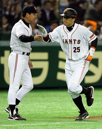  이승엽이 3점홈런을 친 뒤 이하라 주루코치와 하이파이브를 하고 있다. 