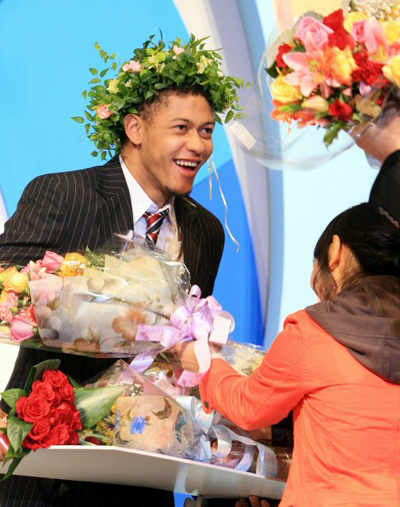6일 오후 잠실롯데호텔에서 열린 2007 배구 V리그 시상식에서 남자 MVP로 선정된 레안드로가 꽃다발 세례를 받고 있다. 