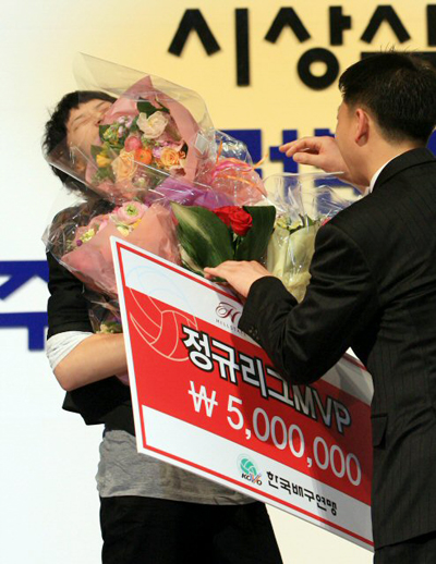 6일 오후 잠실롯데호텔에서 열린 2007 배구 V리그 시상식에서 여자부문 MVP로 선정된 김연경이 쌓이는 꽃다발에 어쩔줄을 몰라하고 있다. 