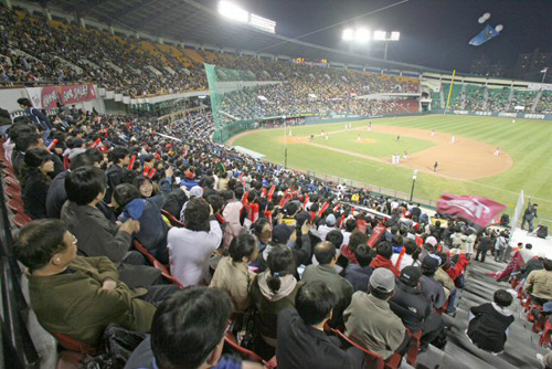 6일 저녁 서울 잠실야구장에서 열린 2007 프로야구 개막경기 LG와 기아의 경기에서 관중들이 서로의 팀 승리를 기원하며 열띤 응원을 하고 있다. 