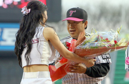  6일 저녁 서울 잠실야구장에서 열린 2007 프로야구 개막경기 LG와 기아의 경기에 앞서 열린 식전행사에서 LG 트윈스 유니폼으로 갈아입은 김재박 감독이 치어리더에게 환영의 꽃다발을 받고 있다. 
