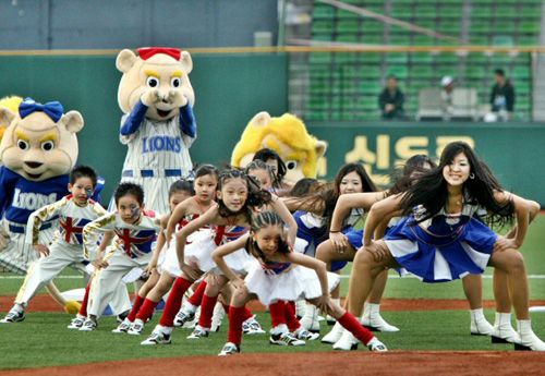  6일 대구구장에서 열린 2007 프로야구 개막전에 앞서 어린이들이 삼성 라이온즈 치어리더들과 함께 응원춤을 선보이고 있다. 