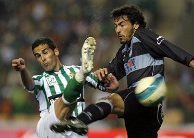 스페인 세비야에서 프리메라리가 열린 레알 베티스-레알 소시에다드의 경기에서 레알 베티스의 페르난도(왼쪽)와 레알 소시에다드의 아르헨티나 출신 수비수 빅토르 로페즈가 볼다툼을 벌이고 있다.
 