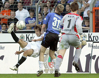독일 빌레펠트에서 열린 분데스리가 아르미니아 빌레펠트-아인트라흐트 프랑크푸르트의 경기에서 프랑크푸르트 다카하라 나오히로(왼쪽)가 슛을 시도하고 있다. 