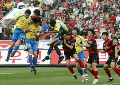 성남 모따(왼쪽) 등 양 팀 선수들이 치열한 공중볼 다툼을 벌이고 있다. 