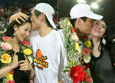 프로농구 2006-2007시즌 최우수선수에 오른 울산 모비스 양동근이 약혼녀 김정미씨와 MVP 트로피에 키스를 하고 있다(좌). 프로데뷔후 10년만에 처음 우승을 차지한 우지원이 아내 이교성씨에게 키스를 하고 있다(우). 