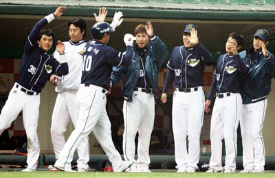 3일 오후 인천 문학경기장에서 열린 SK-두산 경기. 4회초 2사 1루에서 역전 투런 홈런을 때린 두산 최준석이 동료들의 축하를 받고 있다. 