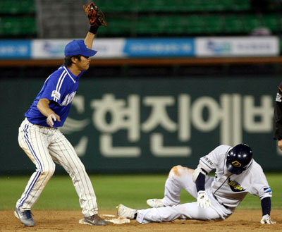 10일 서울 잠실야구장에서 열린 프로야구 두산과 삼성의 경기에서 7회말 2사 주자 2루 상황 두산 윤재국이 1타점 적시타를 날린 후 2루에서 아웃당하고 있다. 두산과 삼성은 연장 12회 4시간42분의 접전을 펼쳤지만 3-3으로 승부를 가리지 못했다. 