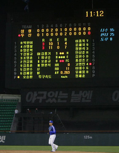 10일 서울 잠실야구장에서 열린 프로야구 두산과 삼성의 경기에서 12회 말 연장전이 무승부로 끝나고 전광판이 꽉 차 있다.  두산과 삼성은 연장 12회 4시간42분의 접전을 펼쳤지만 3-3으로 승부를 가리지 못했다. 