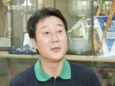 스타 감독 이충희, ‘공격 농구’로 돌아왔다 