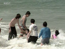 전국 30도 안팎, 더위속 나들이 절정 