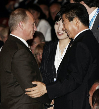 노무현 대통령이 2014년 동계올림픽 유치도시 발표를 하루 앞둔 3일 저녁(한국시간 4일 오전) 과테말라시티 시내 국립극장에서 열린 제119차 IOC 총회 개막식 및 리셉션에서 경쟁국인 러시아의 푸틴 대통령을 만나 악수하며 얘기하고 있다. 