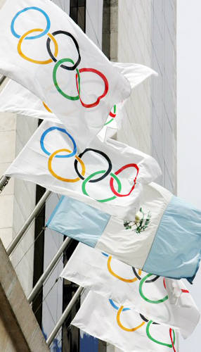 오는 4일(현지시간) 과테말라시티에서 열리는 119차 IOC총회를 앞두고 준비가 한창인 가운데 30일 총회장인 과테말라시티 웨스틴 카미노 호텔에 입구에 대형 오륜기가 걸려 있다. 