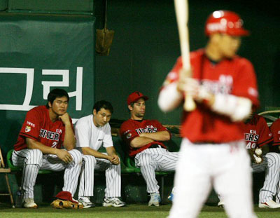   9일 오후 대전 한밭야구장에서 열린 2007 프로야구 한화와 KIA의 경기 6회초 1사 1루 KIA 송산 타석 때 최희섭이 벤치에 턱을 괴고 앉아 있다. 
