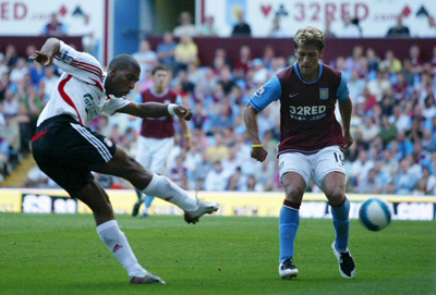 12일(한국시간) 영국 런던의 빌라 파크에서 열린 애스턴 빌라 대 리버풀의2007-08시즌 잉글랜드 프리미어리그 개막전에서 리버풀의 공격수 리안 바벌이 애스턴 빌라의 수비벽을 앞에 두고 슛을 시도하고 있다. 