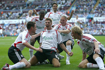 12일(한국시간) 영국 런던의 빌라 파크에서 열린 애스턴 빌라 대 리버풀의2007-08시즌 잉글랜드 프리미어리그 개막전에서 리버풀의 공격수 스티븐 제라드가 1-1이었던 후반 42분, 극적인 결승골을 넣고 팀 동료들과 함께 환호하고 있다. 