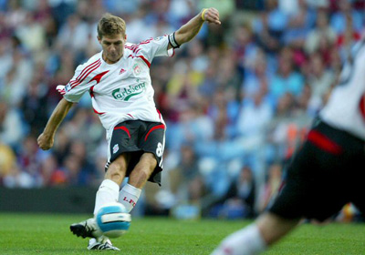 12일(한국시간) 영국 런던의 빌라 파크에서 열린 애스턴 빌라 대 리버풀의2007-08시즌 잉글랜드 프리미어리그 개막전에서 리버풀의 공격수 스티븐 제라드가 1-1로 팽팽하던 후반 42분 오른발 슛을 날리고 있다. 
