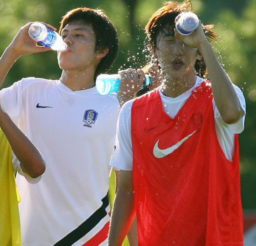 17일 오후 파주 NFC에서 열린 올림픽 축구대표팀 훈련에서 수비수 이요한이 훈련도중 더위를 식히기 위해 얼굴을 물을 뿌리고 있다. 