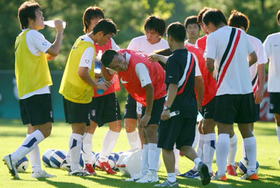 17일 오후 파주 NFC에서 열린 올림픽 축구대표팀 훈련에서 더위에 지친 선수들이 물을 먹는 도중 김승용이 머리에 물을 뿌리자 대표팀 주무가 말리고 있다. 