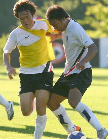 17일 오후 파주 NFC에서 열린 올림픽 축구대표팀 훈련에서 올림픽 대표팀에 새롭게 탑승한 신영록이 미니게임도중 상대 돌파를 시도하고 있다. 