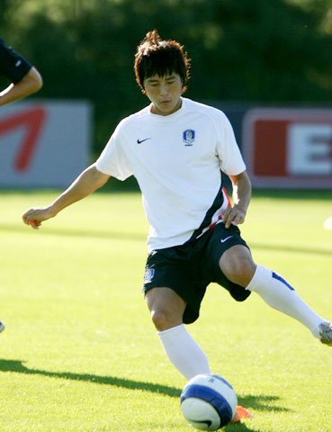 17일 오후 파주 NFC에서 열린 올림픽 축구대표팀 훈련에서 백지훈이 드리블을 하고 있다. 