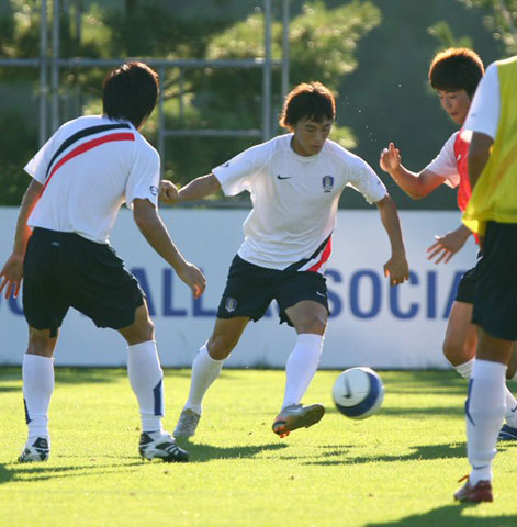 17일 오후 파주 NFC에서 열린 올림픽 축구대표팀 훈련에서 백지훈을 비롯한 선수들이 미니게임에 열중하고 있다. 