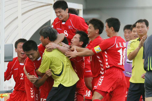 2007 국제축구연맹(FIFA) 17세 이하(U17) 월드컵 개막전 북한과 잉글랜드의 경기에서 동점골을 넣은 북한의 림철민 선수와 동료들이 안예근 감독을 안고 기뻐하고 있다.

이날 북한은 막판 뒷심을 발휘해 축구 종가 잉글랜드와 1-1 무승부로 경기를 끝냈다. 