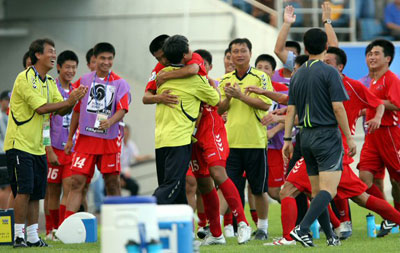 2007 국제축구연맹(FIFA) 17세 이하(U17) 월드컵 개막전 북한과 잉글랜드의 경기에서 북한의 림철민 선수가 후반 동점골을 넣은 뒤 안예근 감독을 안고 기뻐하고 있다. 